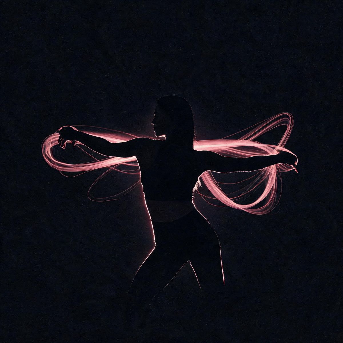 Modelo atlética con top seamless y cabello en movimiento bajo luz rosa